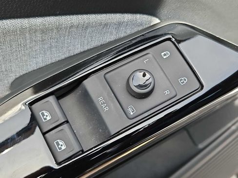Used 2023 Volkswagen ID.4 Pro image 17