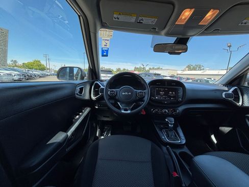 Used 2025 Kia Soul LX w/ LX Technology Package FWD image 32
