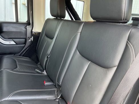 Used 2017 Jeep Wrangler Unlimited Sahara w/ Connectivity Group AWD/4WD image 47