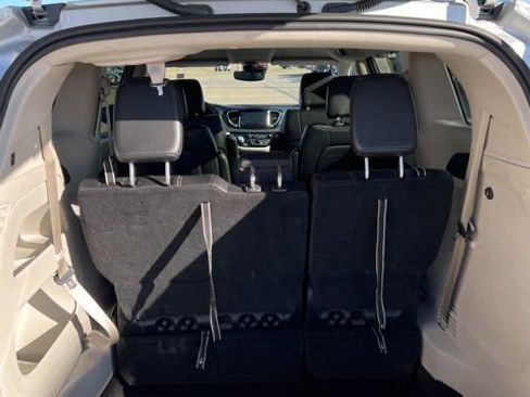 Used 2024 Chrysler Pacifica Touring-L image 25