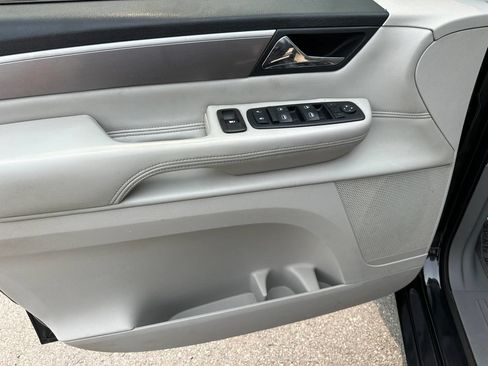 Used 2011 Volkswagen Routan SEL FWD image 15