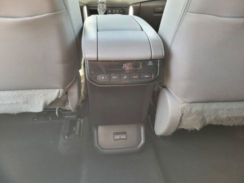Used 2023 Toyota Highlander LE AWD/4WD image 17