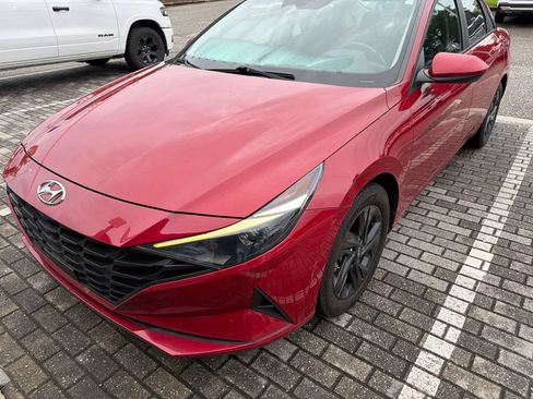 Used 2022 Hyundai Elantra SEL w/ Convenience Package FWD image 3