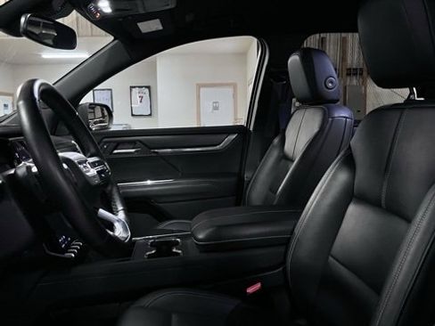 Used 2024 GMC Acadia Elevation image 11