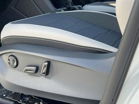 New 2026 Volkswagen Taos SE image 17