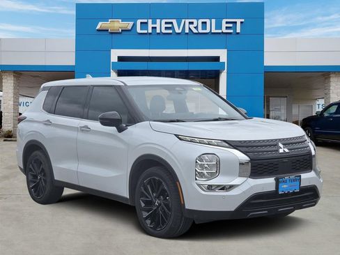 Used 2023 Mitsubishi Outlander SE FWD image 1