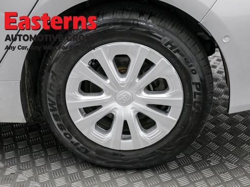 Used 2022 Toyota Prius LE image 31