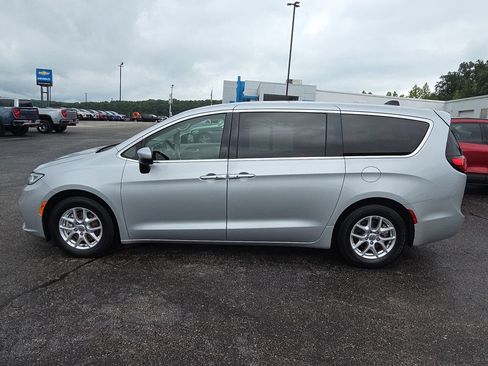 Used 2023 Chrysler Pacifica Touring-L FWD image 5
