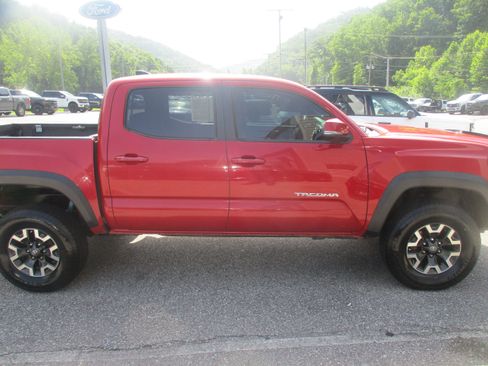 Used 2018 Toyota Tacoma TRD Off-Road AWD/4WD image 3