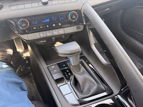 Used 2025 Hyundai Elantra SEL FWD image 20