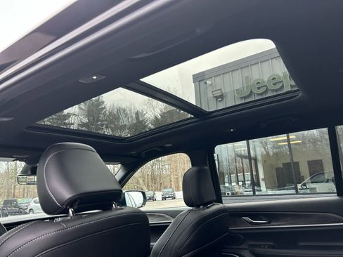 Used 2025 Jeep Grand Cherokee L Limited w/ Black Appearance Package image 37