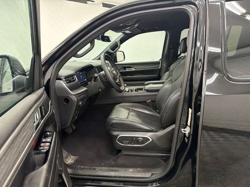 Used 2024 Jeep Wagoneer L Series II RWD image 9