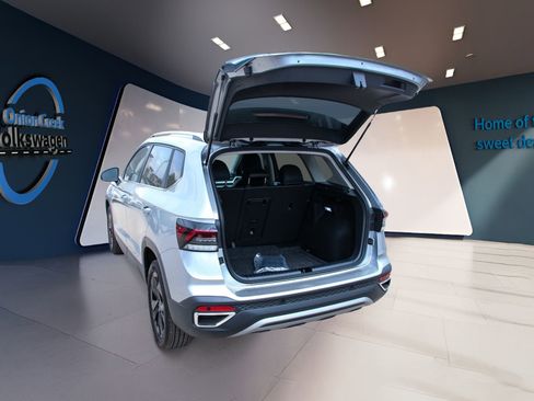 New 2026 Volkswagen Taos SE FWD image 29