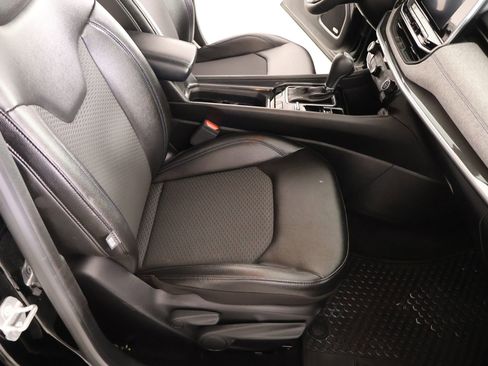 Used 2025 Jeep Compass Latitude w/ Sun & Sound Group AWD/4WD image 13