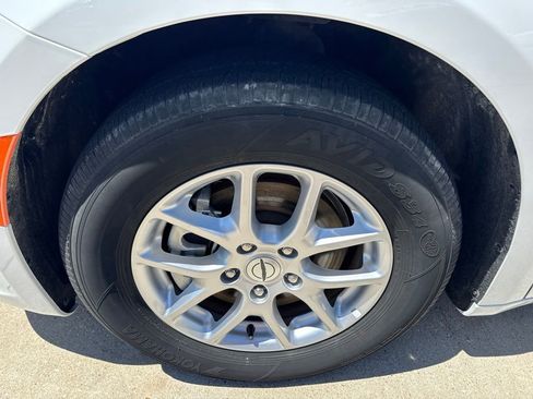 Certified 2023 Chrysler Pacifica Touring-L FWD image 5