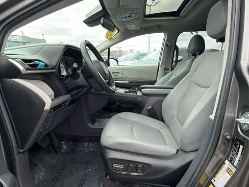 Used 2024 Toyota Sienna XLE w/ XLE Plus Package AWD/4WD image 15