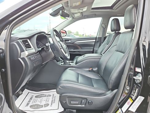 Used 2019 Toyota Highlander XLE AWD/4WD image 9