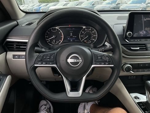 Used 2025 Nissan Altima 2.5 SV FWD image 26