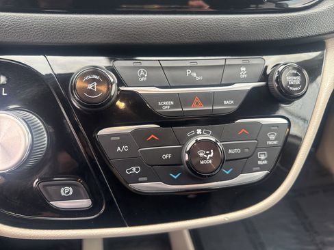 Used 2017 Chrysler Pacifica Touring-L image 27