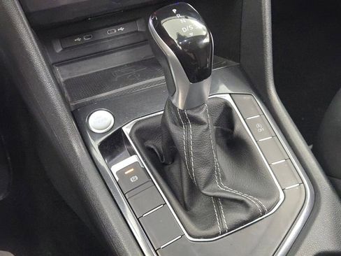 Used 2024 Volkswagen Tiguan SE image 34