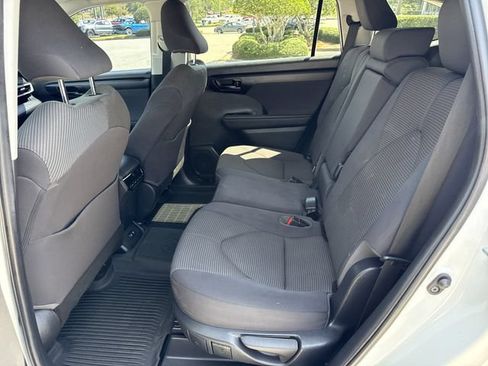 Used 2020 Toyota Highlander L FWD image 10