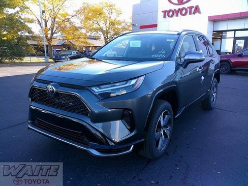 New 2025 Toyota RAV4 SE image 5