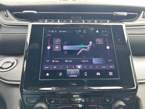 New 2025 Jeep Grand Cherokee Altitude image 34