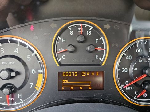 Used 2015 Nissan Titan SL w/ SL Moonroof Package image 8