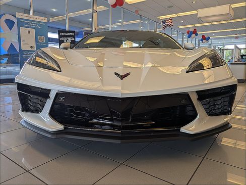 Used 2023 Chevrolet Corvette Stingray Premium Conv w/ Z51 Performance Package RWD image 3