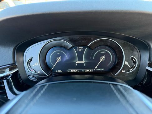 Used 2019 BMW 530e w/ Premium Package image 12