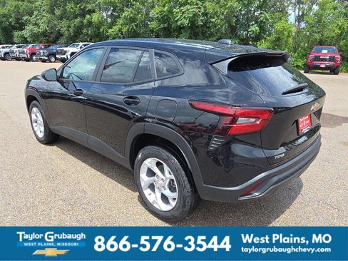 New 2026 Chevrolet Trax LS w/ LS Convenience Package FWD image 6