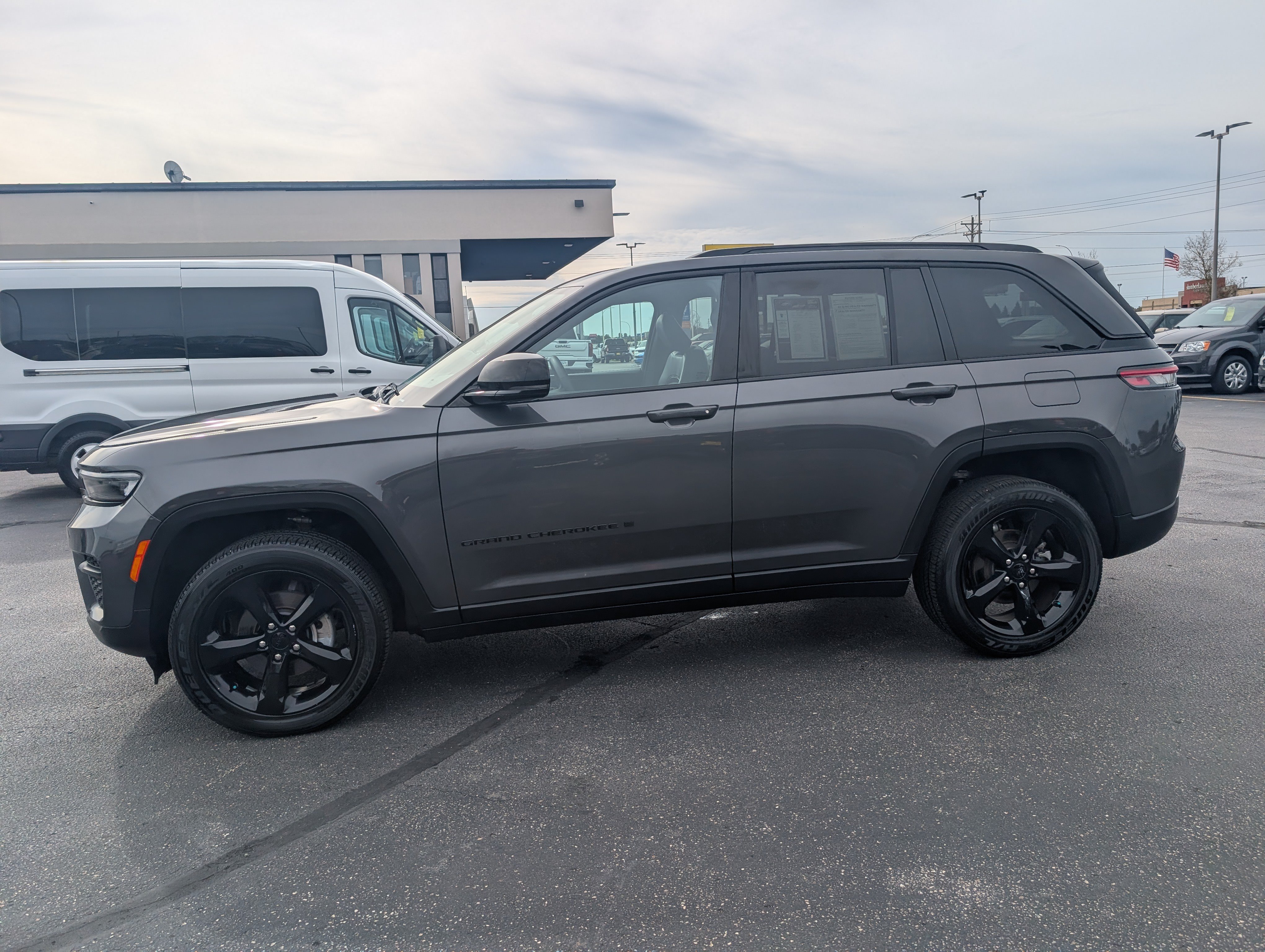 Used 2025 Jeep Grand Cherokee Altitude AWD/4WD image 5