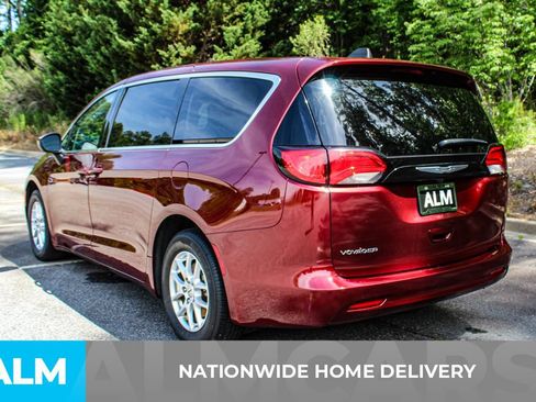 Used 2023 Chrysler Voyager LX FWD image 4