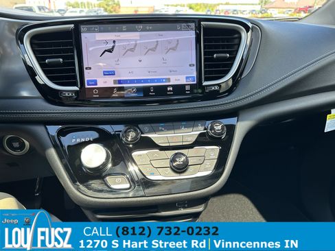 New 2026 Chrysler Pacifica Select image 18