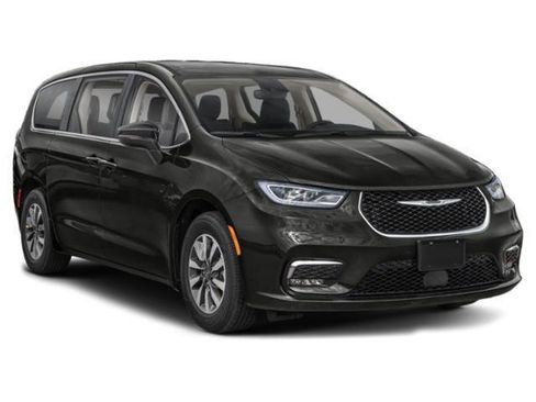 Certified 2024 Chrysler Pacifica Limited FWD image 9