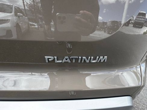 Used 2023 Nissan Pathfinder Platinum FWD image 9