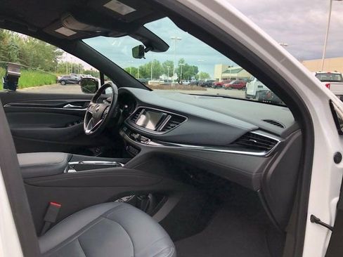 Used 2024 Buick Enclave Premium image 9