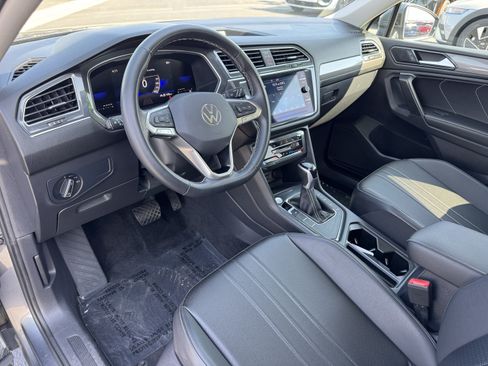 Used 2023 Volkswagen Tiguan SE w/ Panoramic Sunroof Package FWD image 14