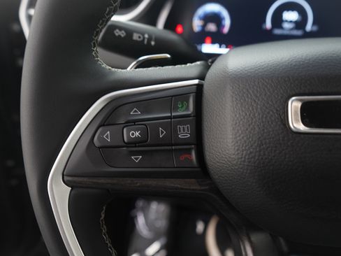 Used 2023 Jeep Grand Cherokee Limited w/ Luxury Tech Group II AWD/4WD image 27