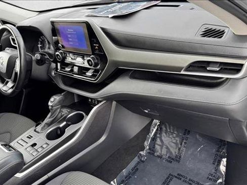 Used 2024 Toyota Highlander LE image 21