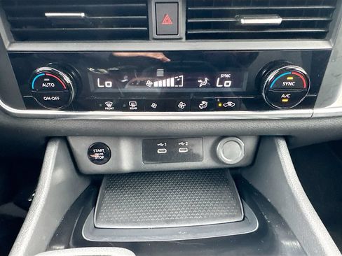 Certified 2025 Nissan Rogue SV FWD image 17