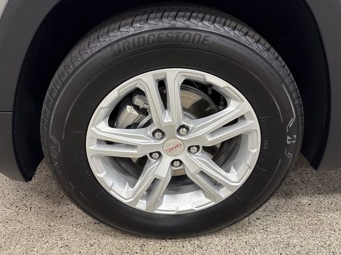 Used 2024 GMC Terrain SLE image 2