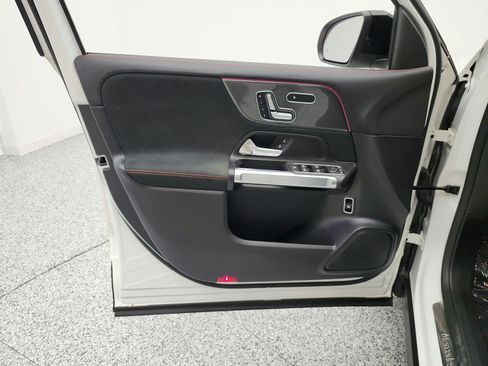 Used 2021 Mercedes-Benz GLB 250 image 11