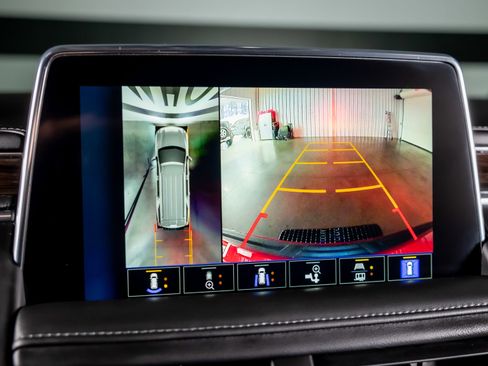 Used 2022 Chevrolet Suburban LT w/ Luxury Package image 11