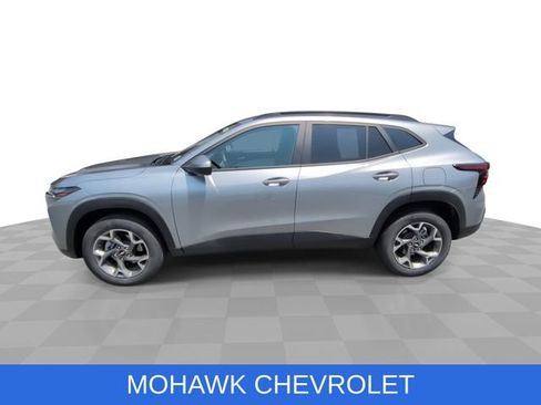 Used 2025 Chevrolet Trax LT w/ LT Convenience Package FWD image 6