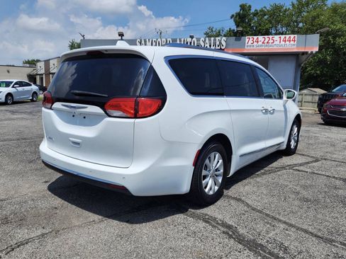 Used 2019 Chrysler Pacifica Touring-L FWD image 12