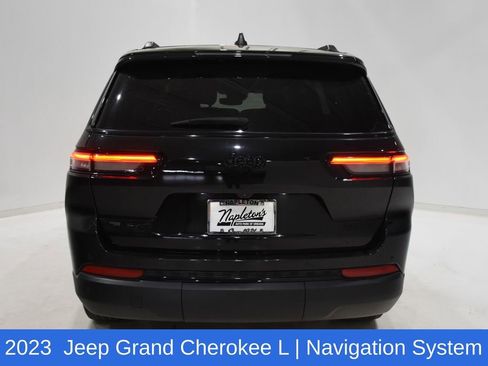 Used 2023 Jeep Grand Cherokee L Limited w/ Black Appearance Package AWD/4WD image 5