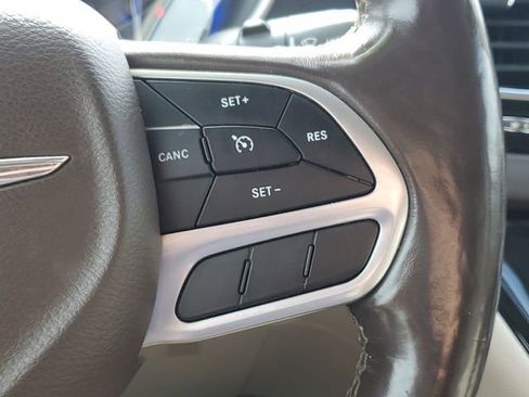 Used 2020 Chrysler Pacifica Touring-L FWD image 14