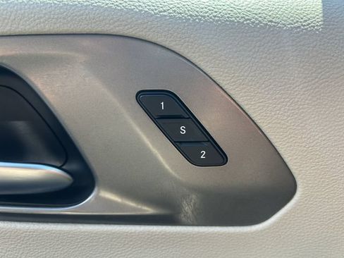 Used 2023 Chrysler Pacifica Touring-L FWD image 5