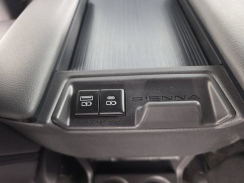 Used 2022 Toyota Sienna XSE AWD/4WD image 40